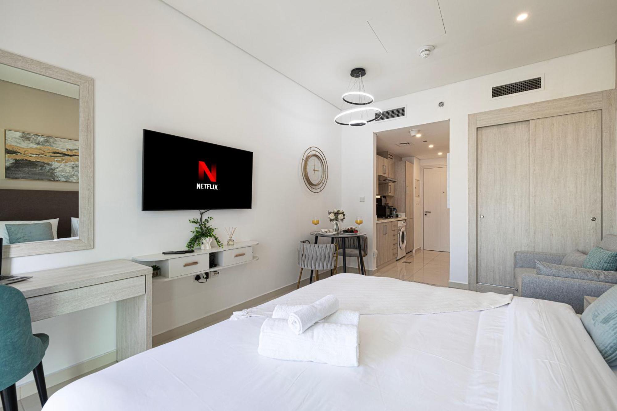 Apartment Infinity Pool In Palm Jumeirah On Exclusive West Dubai