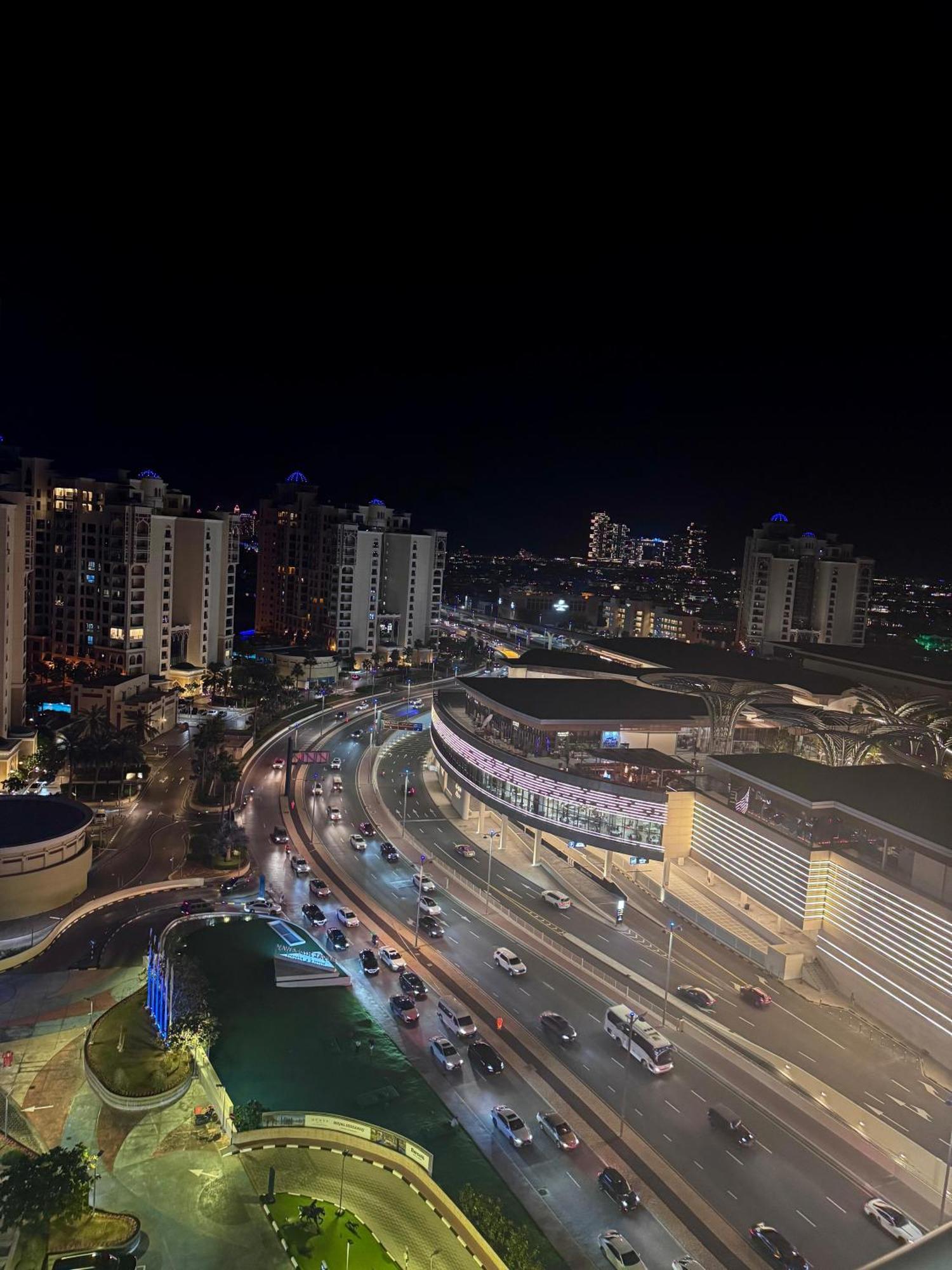 Infinity Pool In Palm Jumeirah On Exclusive West Apartment