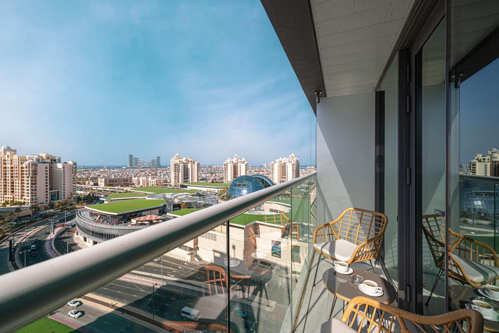 Infinity Pool In Palm Jumeirah On Exclusive West Apartment *